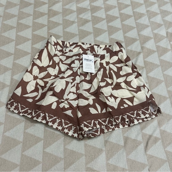 Vitamin a swim Getaway Short - Desert Flower EcoLinen

$110.00 - Picture 4 of 5